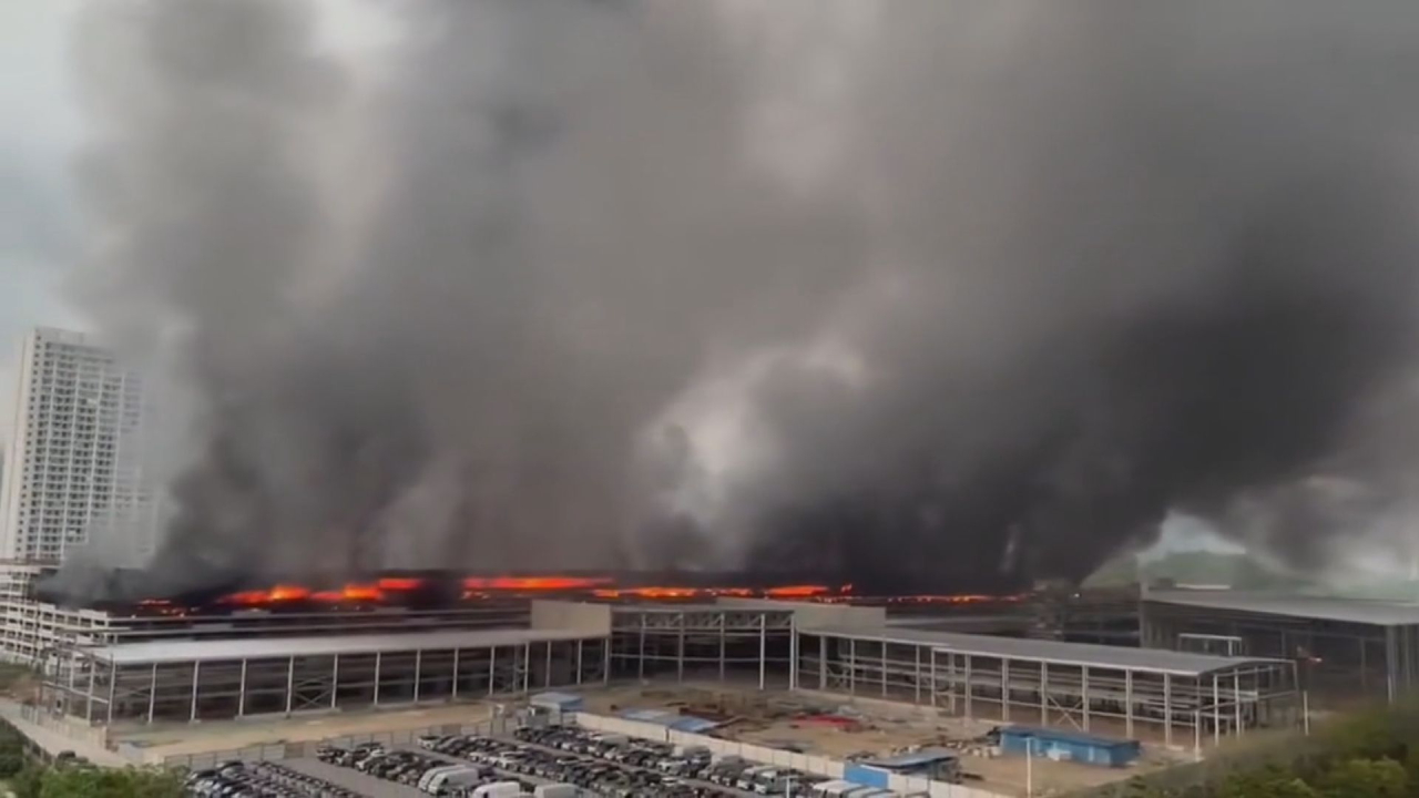 Maxi incendio in un parcheggio BYD: fiamme tra auto elettriche e prototipi a Shenzhen