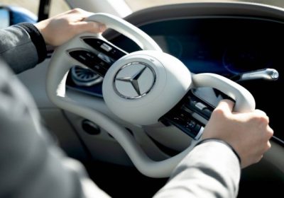 Mercedes-Benz introduce lo steer-by-wire sulla EQS 2026 e rivoluziona il volante con un design yoke divisivo