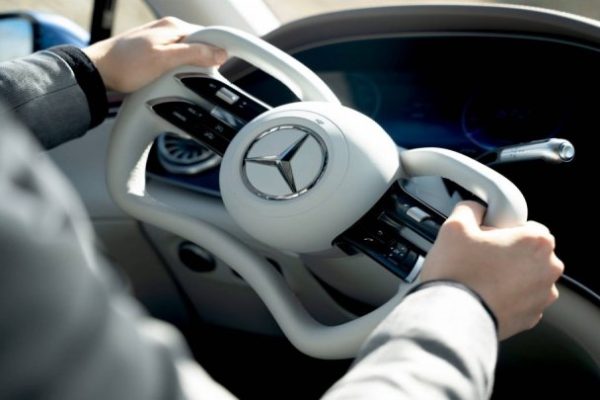 Mercedes-Benz introduce lo steer-by-wire sulla EQS 2026 e rivoluziona il volante con un design yoke divisivo