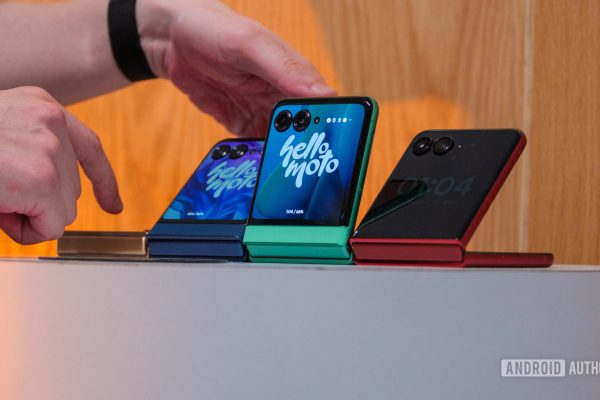 Le recenti indiscrezioni sul Motorola Razr rivelano che i pieghevoli potrebbero affrontare aumenti di prezzo nel 2026