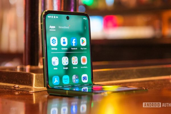 Moto Razr Plus svela il suo design prima del lancio di domani
