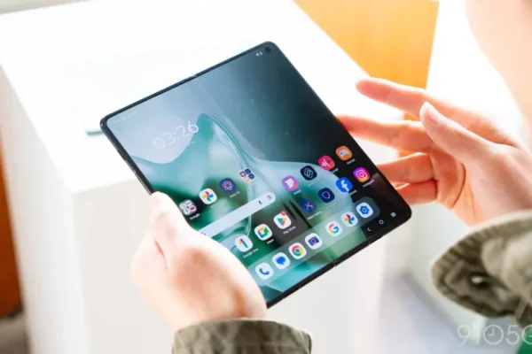 Annuncio del prezzo e disponibilità del Motorola Razr Fold prima del lancio dell’iPhone Ultra