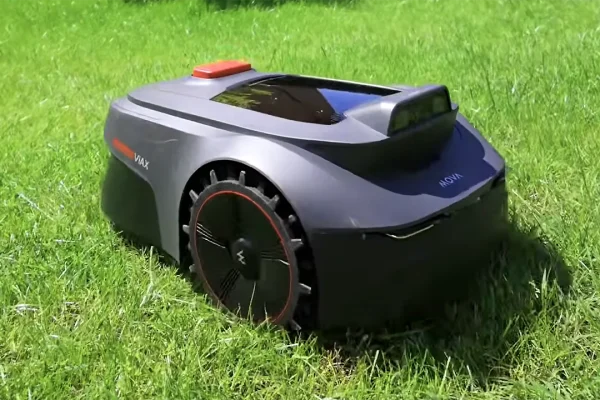 Mova Viax 250: il robot tagliaerba “entry-level” che vede e taglia in modo impeccabile