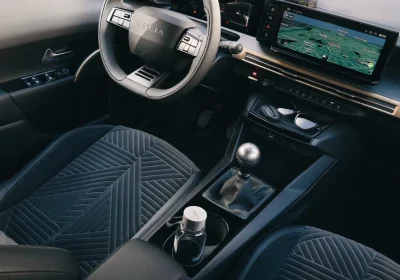 Lancia Ypsilon Turbo 100: Ritorno del Cambio Manuale e Addio al Tavolino!