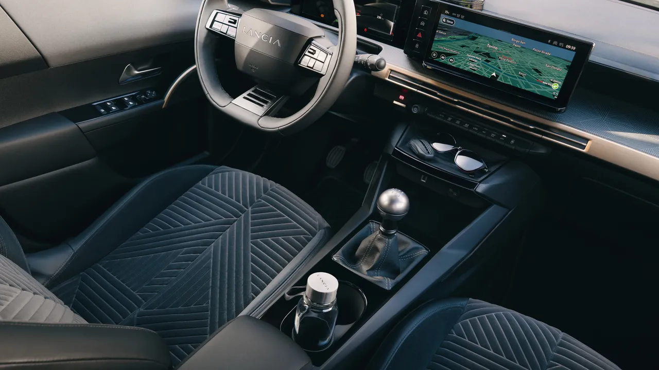 Lancia Ypsilon Turbo 100: Ritorno del Cambio Manuale e Addio al Tavolino!