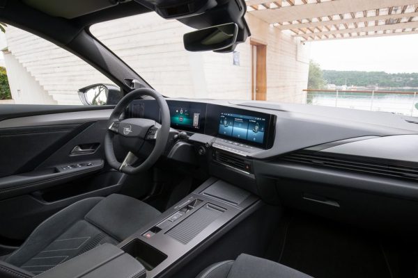 Opel Astra: Scopri i Sedili Intelli-Seat di Serie e le Loro Caratteristiche Uniche!