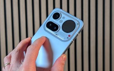 Recensione Nothing Phone (4a) Pro: finalmente in alluminio, ma dal design sempre unico