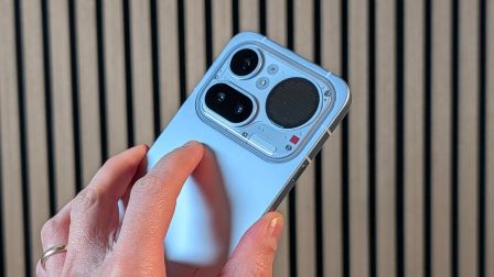 Recensione Nothing Phone (4a) Pro: finalmente in alluminio, ma dal design sempre unico