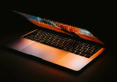 Apple guida la crescita dei notebook OLED nonostante la flessione negli smartphone