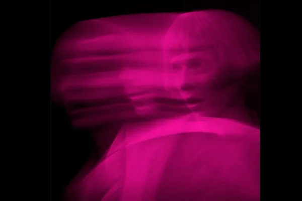 Come Closer di Tomora: una lettera d’amore eclettica alla musica dance degli anni ’90