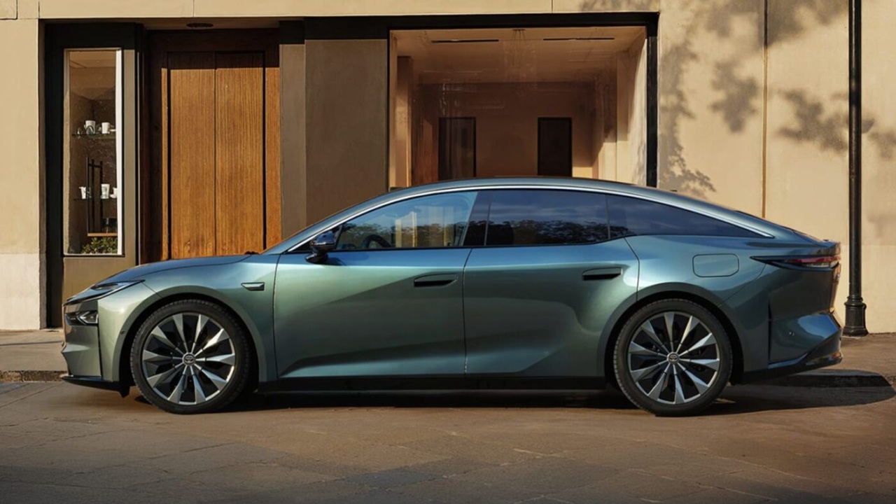 Toyota bZ7: una berlina da oltre 5 metri che in Cina costa poco più di una Panda base