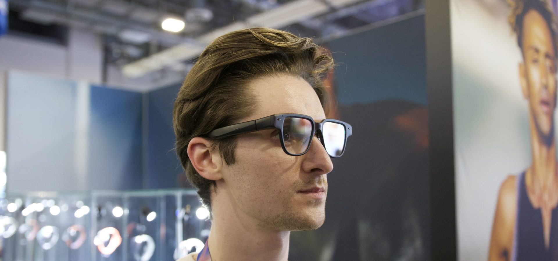 Questi occhiali smart abbracciano una delle peggiori tendenze tecnologiche