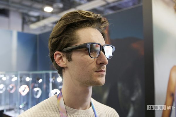 Questi occhiali smart abbracciano una delle peggiori tendenze tecnologiche