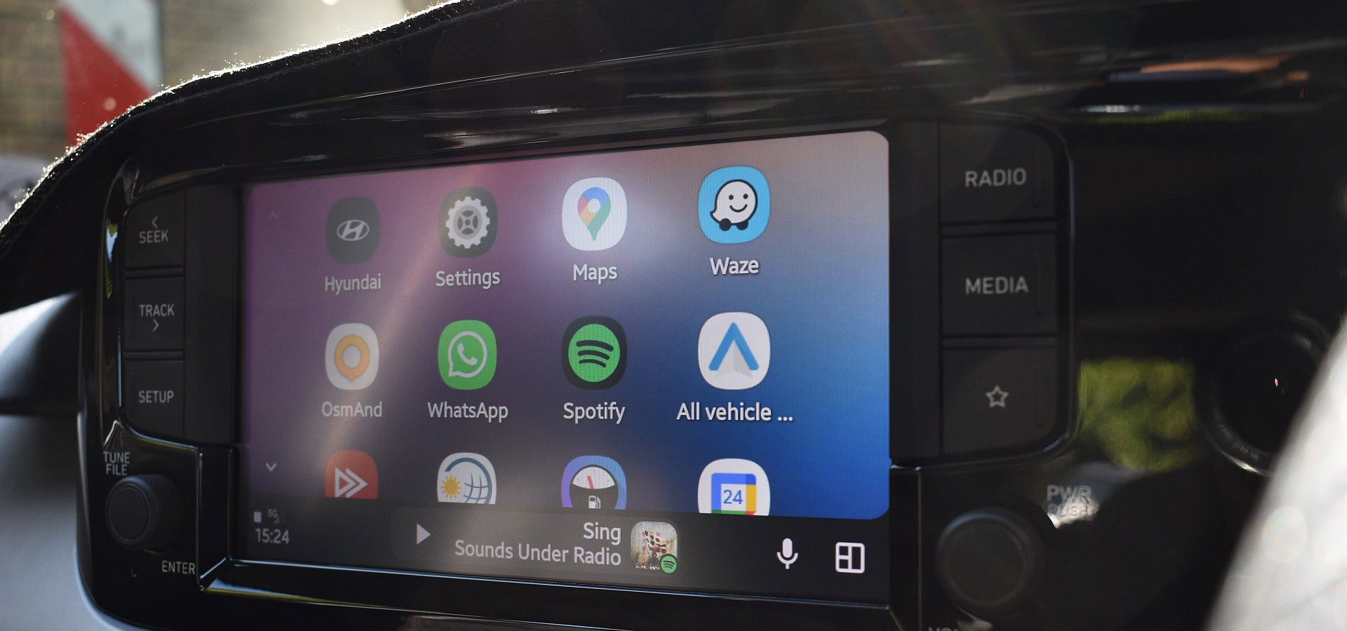 Strano bug di Google Assistant in Gemini fa impazzire gli utenti di Android Auto