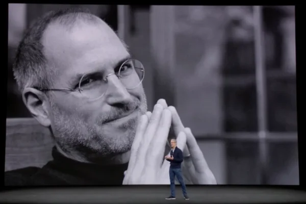Il Passaggio di Testimone: Quando Steve Jobs Affidò la Leadership di Apple a Tim Cook