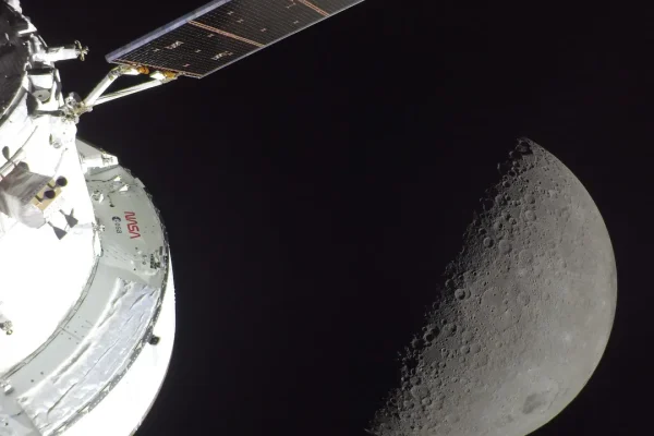Dall’eclissi solare al ‘Terminator’, le più belle foto scattate dall’equipaggio di Artemis II sul lato nascosto della Luna