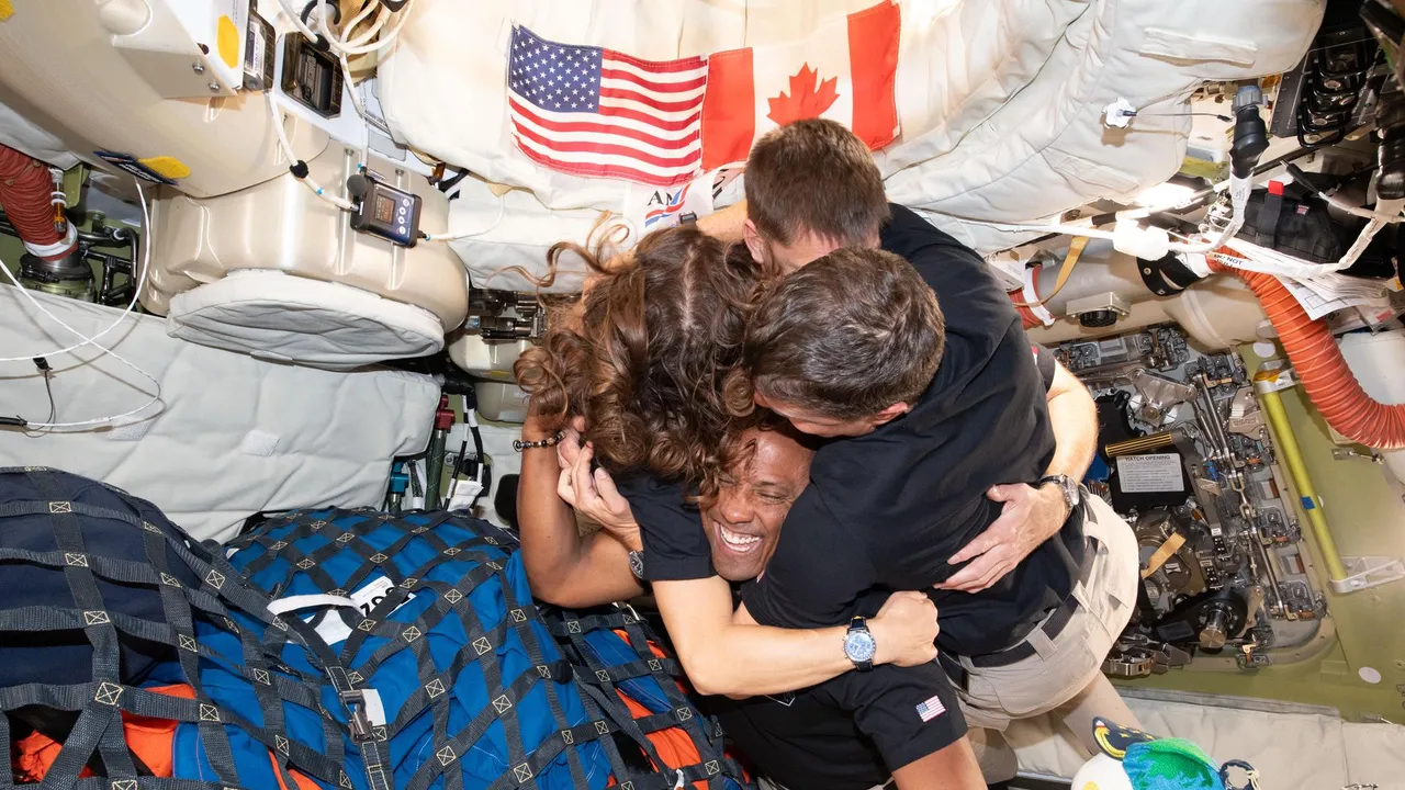 Dalla missione Artemis II ci aspettavamo molte cose, ma forse non che il suo equipaggio ci avrebbe restituito la fiducia nell’umanità