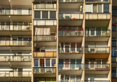 Tute acetate e Rimbaud, la storia dei cinque ragazzi della periferia francese che organizzano battaglie letterarie contro i pregiudizi