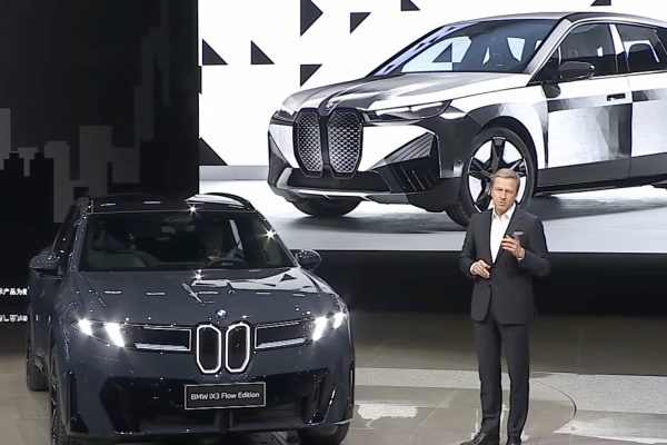 BMW iX3 Flow Edition: Il Futuro delle Auto che Cambiano Colore è Qui!