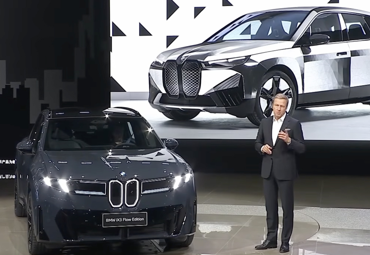 BMW iX3 Flow Edition: Il Futuro delle Auto che Cambiano Colore è Qui!