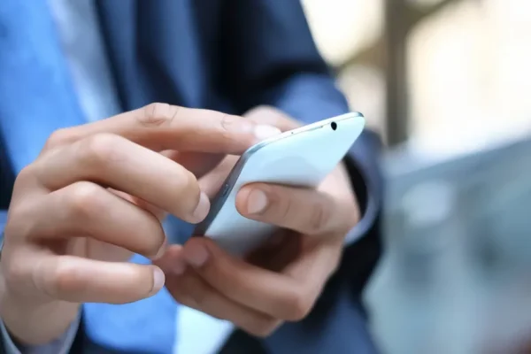 Guida pratica per rimuovere lo sfondo dalle immagini gratuitamente con app.