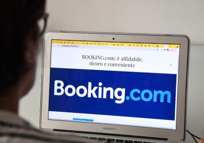 Booking.com hackerata, la piattaforma avvisa i clienti sulla fuga di dati – Notizie