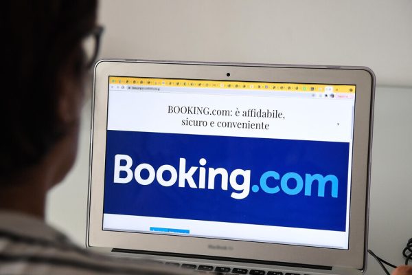Booking.com hackerata, la piattaforma avvisa i clienti sulla fuga di dati – Notizie