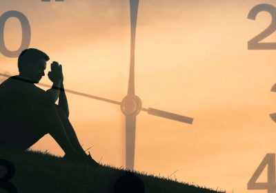 L’umanità potrebbe tornare indietro nel tempo: la sorprendente previsione di uno scienziato