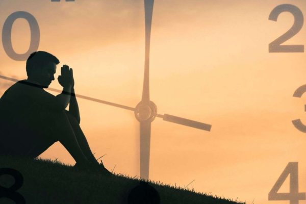 L’umanità potrebbe tornare indietro nel tempo: la sorprendente previsione di uno scienziato