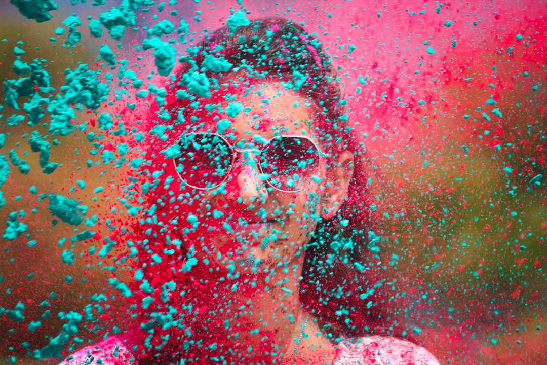 Foto bianco e nero con dettaglio colorato