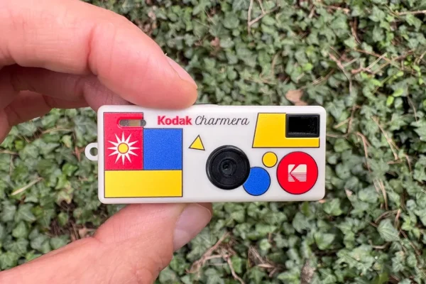 Kodak Charmera, la recensione: la minuscola fotocamera vintage da portachiavi che piace alla Gen Z