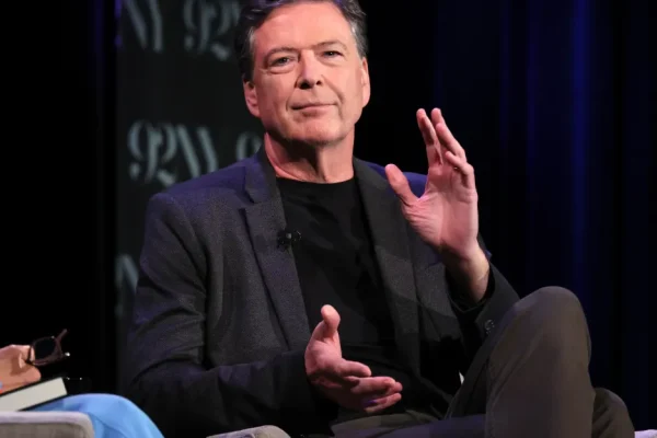 James Comey incriminato per una foto di conchiglie su Instagram che minaccia Trump
