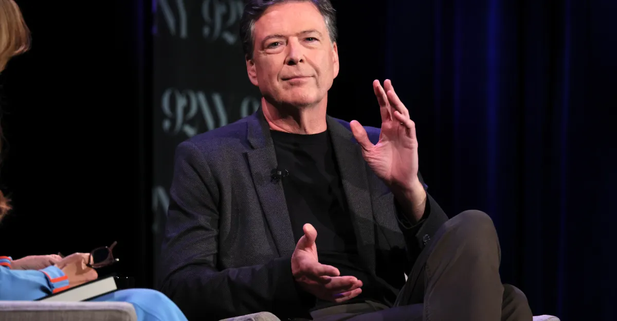 James Comey incriminato per una foto di conchiglie su Instagram che minaccia Trump