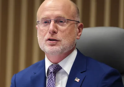 Brendan Carr sfida i programmi per bambini con storie transgender