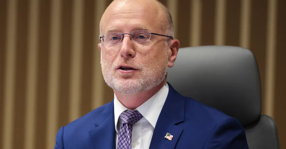 Brendan Carr sfida i programmi per bambini con storie transgender