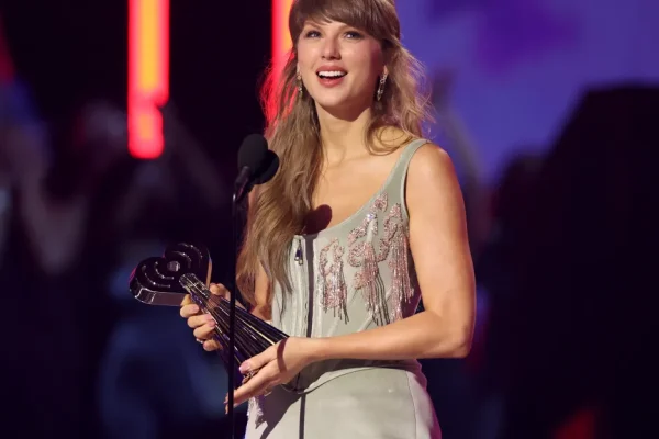 Taylor Swift intensifica la battaglia legale contro i copycat dell’IA