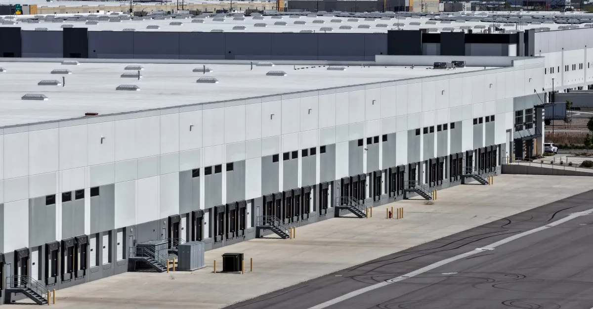 Una nuova proposta di legge vieta a ICE di trasformare i magazzini in centri di detenzione