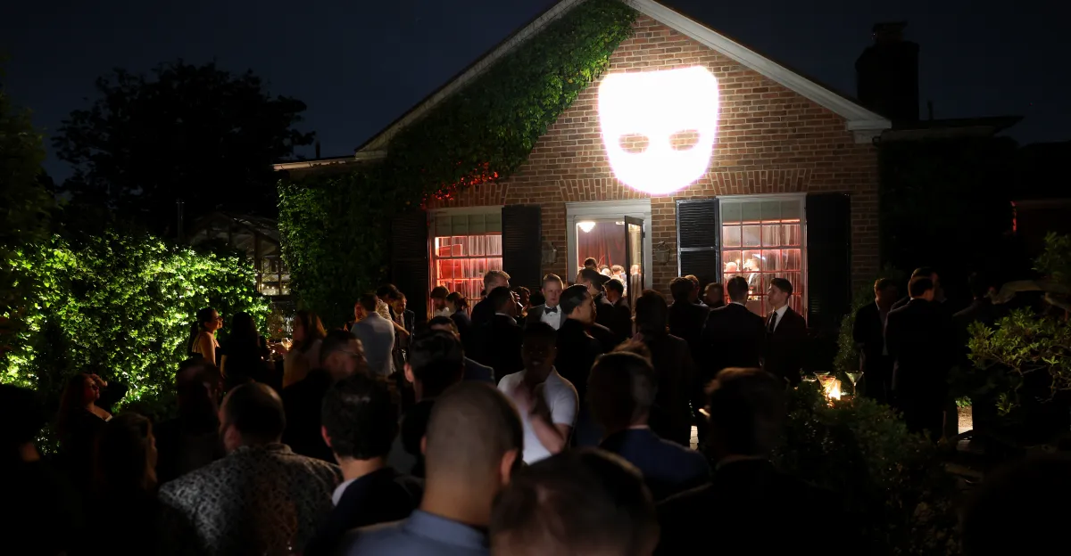 Grindr: Il Dominatore del Circuito delle Feste WHCD