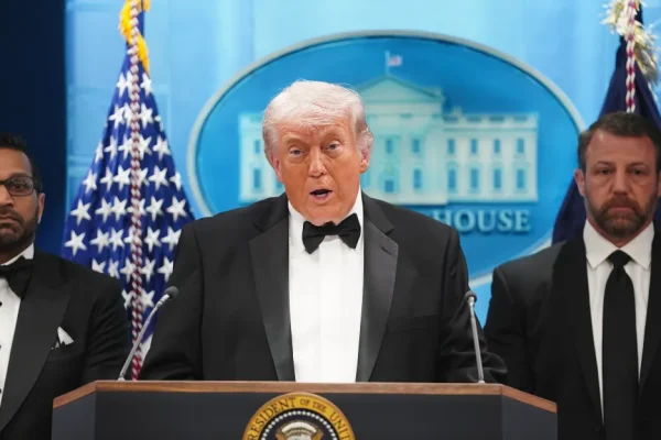 Trump trasforma la sparatoria dell’WHCD in un’opportunità per il ballo della Casa Bianca