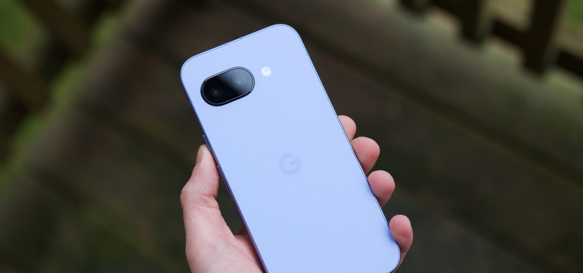 Proprietario del Pixel 9a denuncia Google per tentativi di addebiti di quasi $300 per danni inesistenti