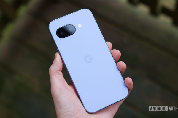 Proprietario del Pixel 9a denuncia Google per tentativi di addebiti di quasi $300 per danni inesistenti