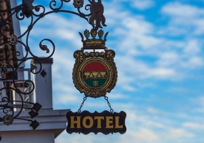 Perché gli hotel che conservano i nostri documenti rappresentano un pericolo crescente