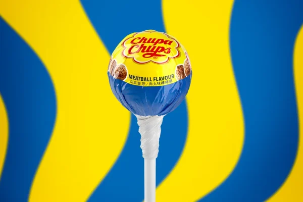 Il Chupa Chups Ikea al sapore di polpetta esiste davvero: debutta alla Milano Design Week 2026