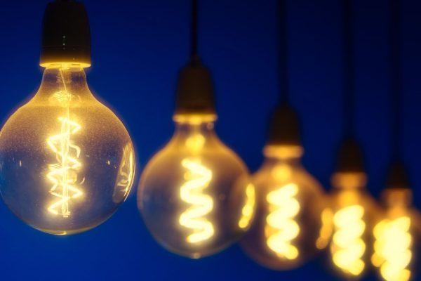 Guida pratica alle nuove tariffe di luce e gas fino al 29 aprile: cali significativi da Octopus.