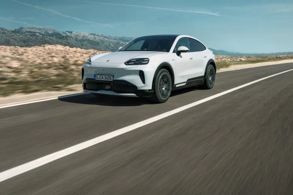 Porsche lancia il nuovo Cayenne Coupé 100% elettrico nella sua gamma