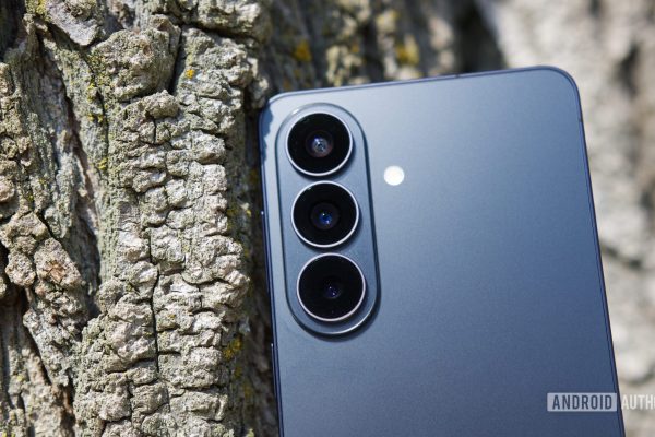 Il Galaxy S27 potrebbe presentare un nuovo design per la fotocamera, ma resta con i piedi per terra.