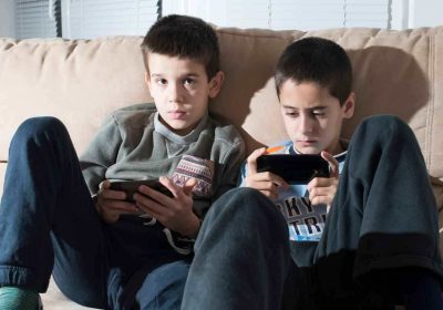 Inghilterra: Divieto di Cellulari a Scuola Diventa Legge!