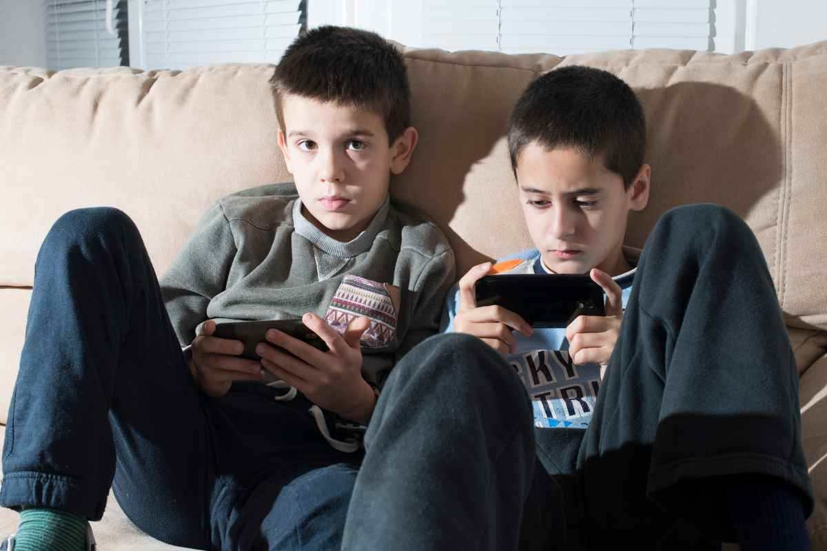 Inghilterra: Divieto di Cellulari a Scuola Diventa Legge!