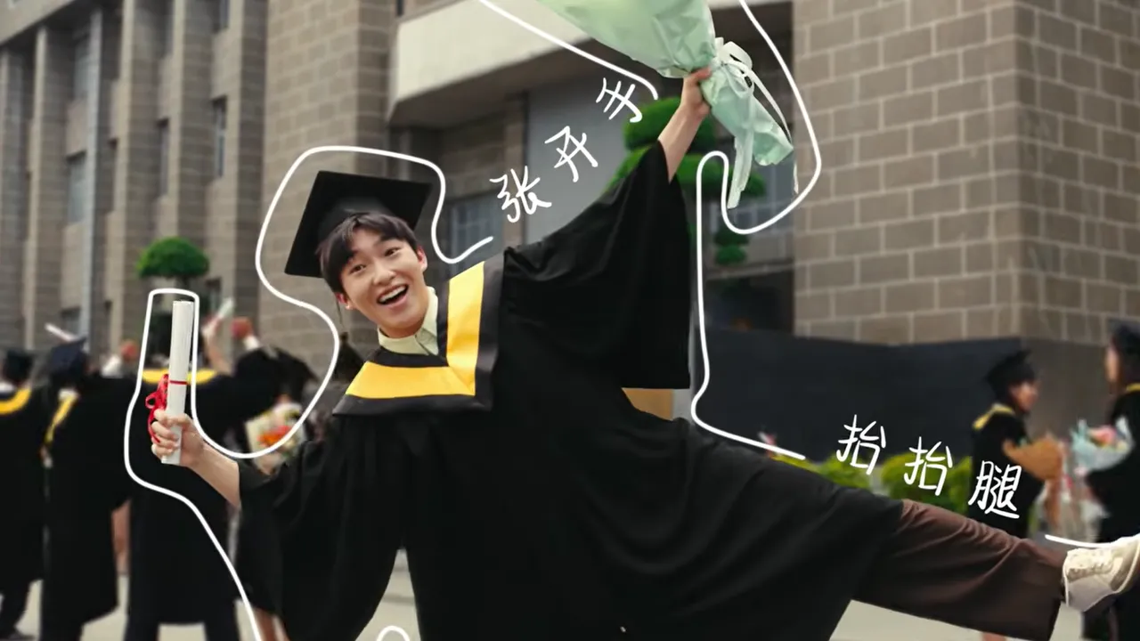 I nuovi smartphone Huawei hanno una funzione che insegna a farsi i selfie