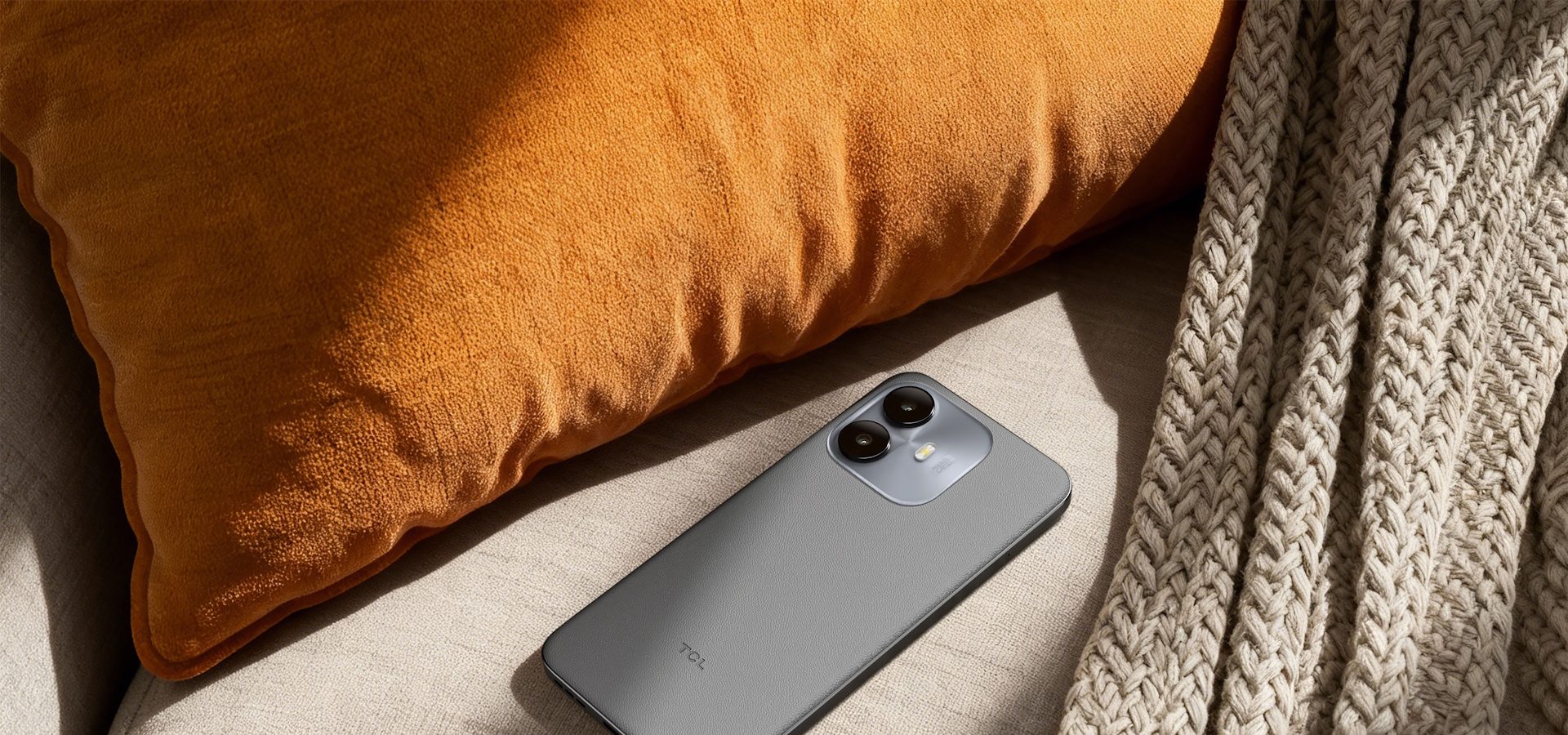 TCL K70: tre nuovi smartphone economici e resistenti